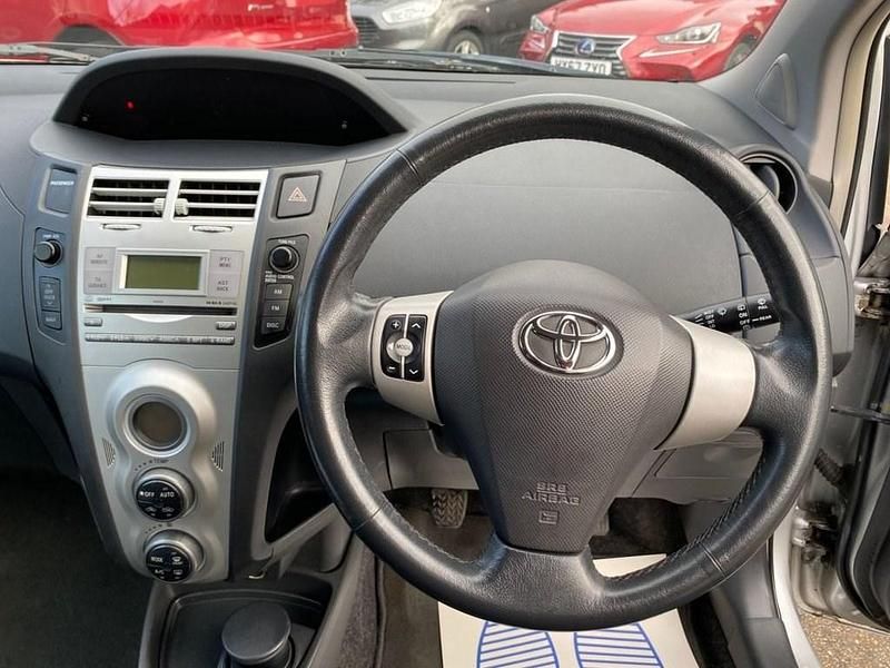 Used Toyota Yaris 85 HP (62 kW) 2006 Silver Hatchback