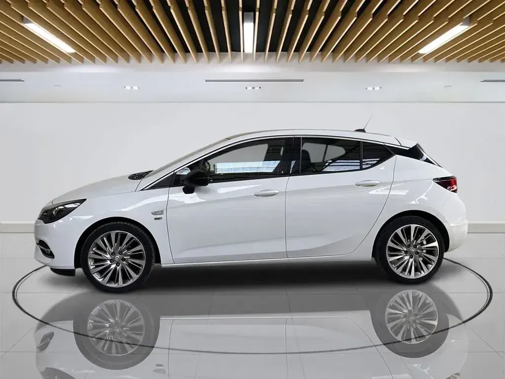 Used Vauxhall Astra Edition 145 HP (106 kW) 2021 White Hatchback