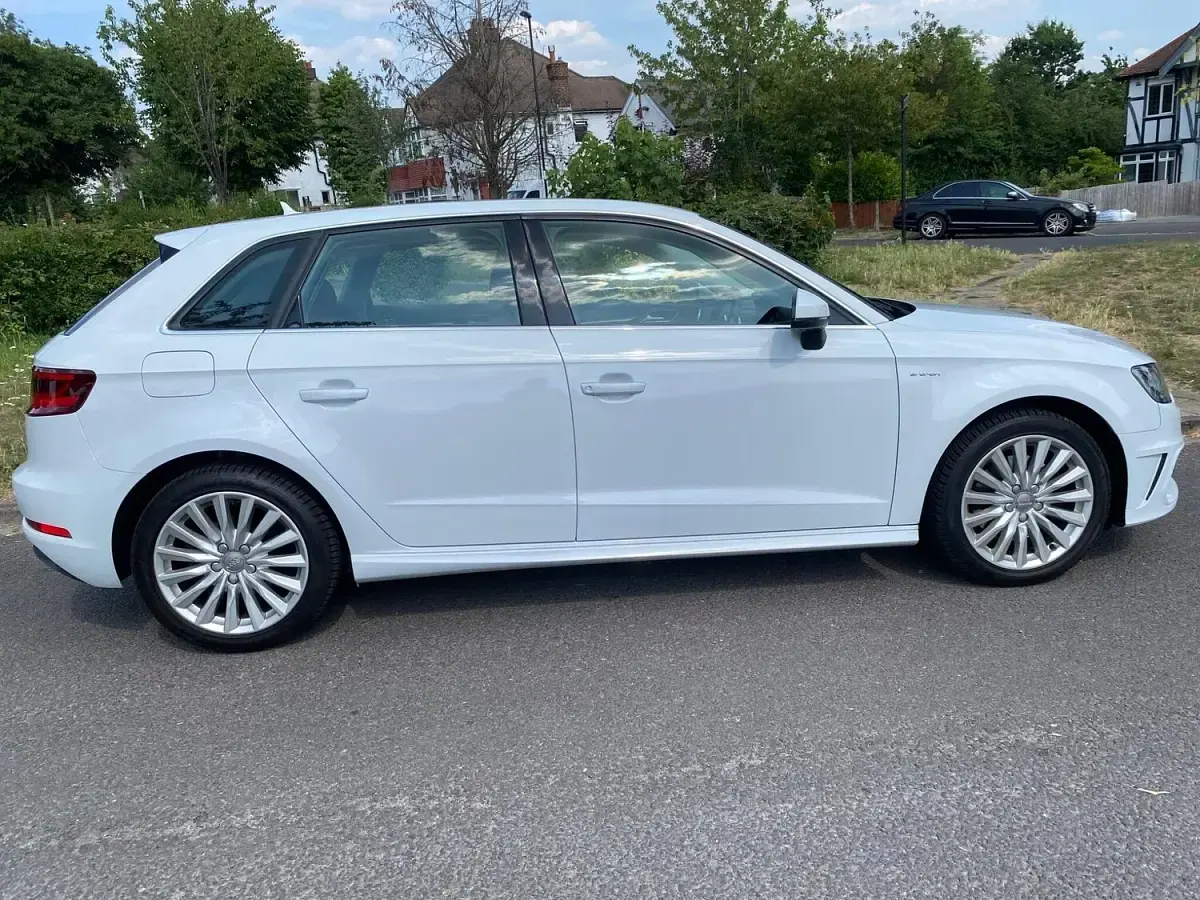 Used Audi A3 e-tron Advanced 2015 White Hatchback