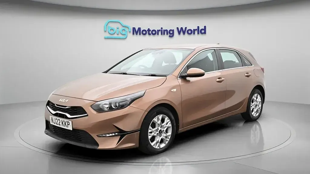 Usado Kia Ceed 118 HP (86 kW) 2022 Castanho Citadino