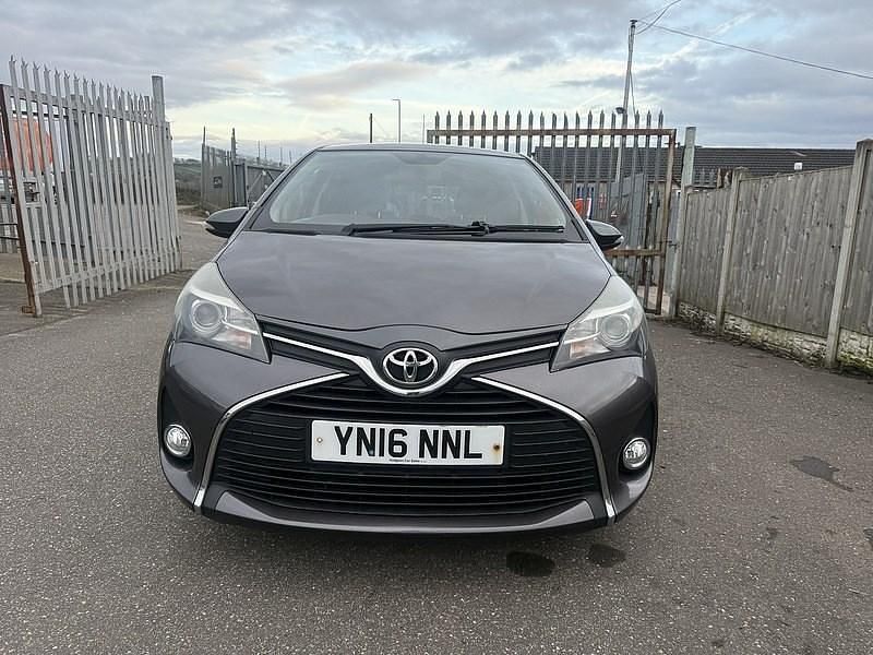 Begagnad Toyota Yaris 98 HK (72 kW) 2016 Grå Halvkombi