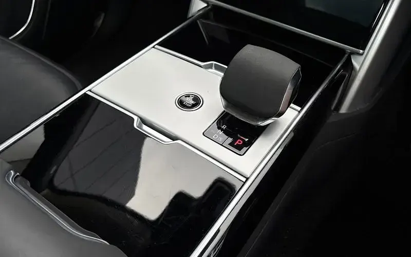 Used Land Rover Range Rover HSE 300 HP (220 kW) 2024 Black SUV