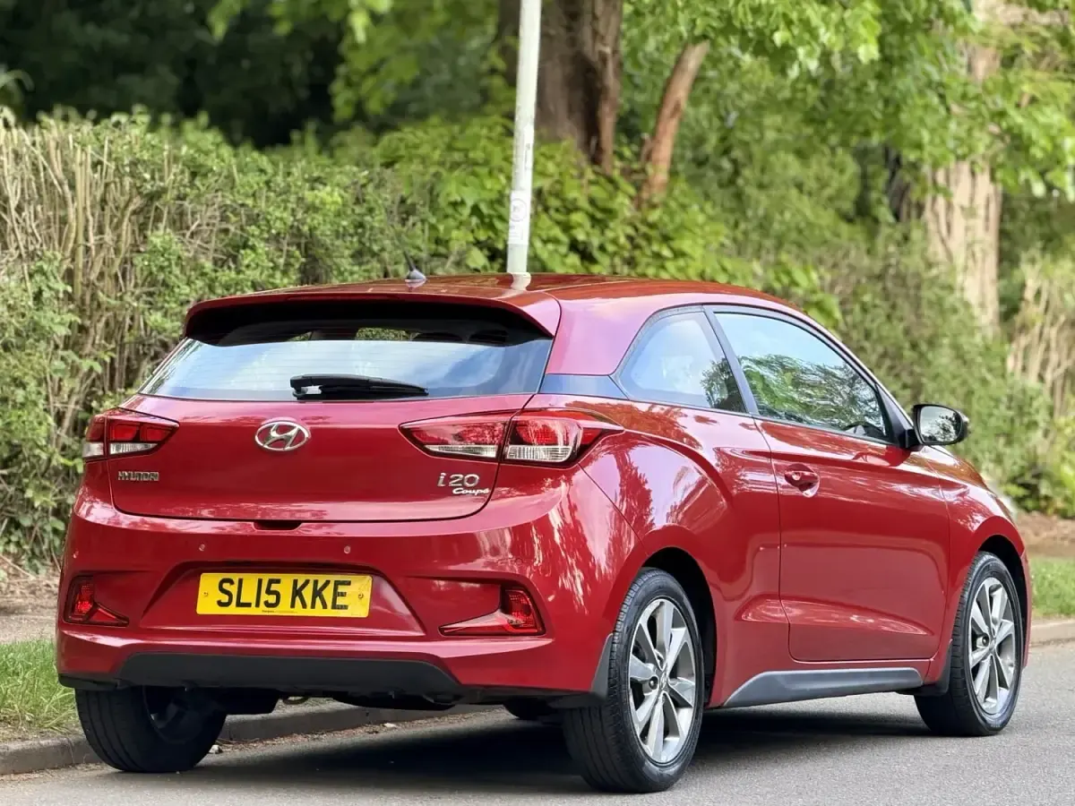 Używany Hyundai i20 SE 84 KM (61 kW) 2015 Czerwony Coupe