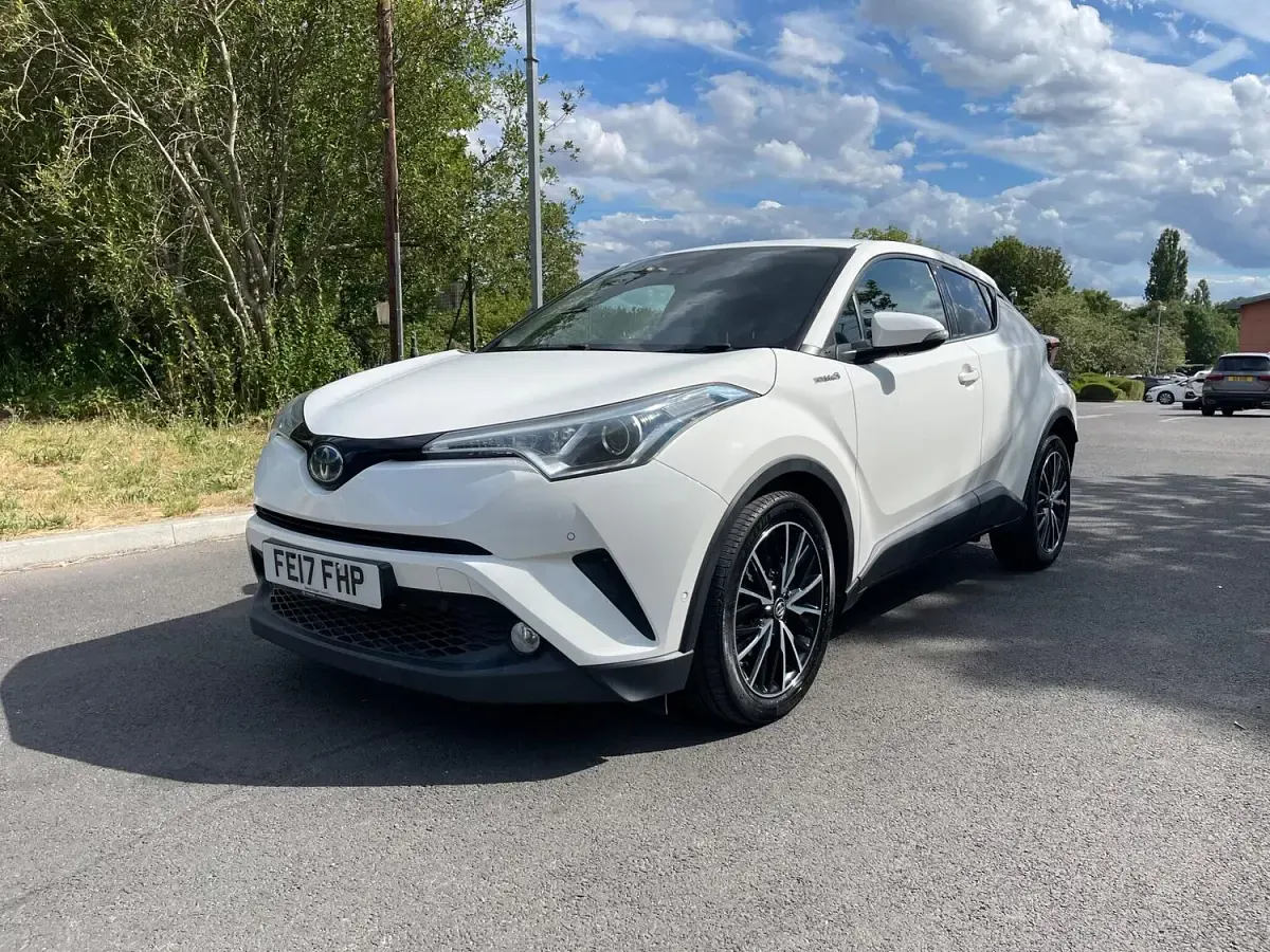 Used Toyota C-HR 122 HP (89 kW) 2017 White SUV
