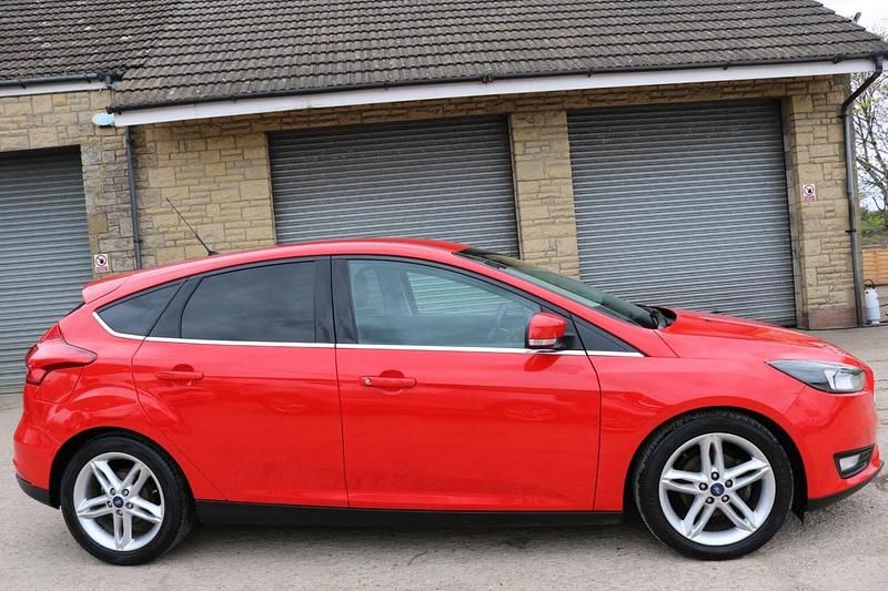 Used Ford Focus Zetec 115 HP (84 kW) 2015 Red Hatchback