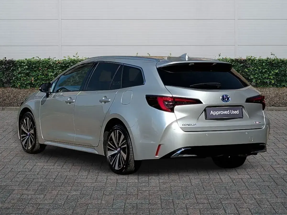 Used Toyota Corolla Design 140 HP (102 kW) 2025 Silver Estate