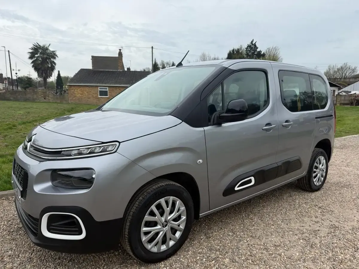 Usado Citroën Berlingo Feel 2024 Cinzento Monovolume