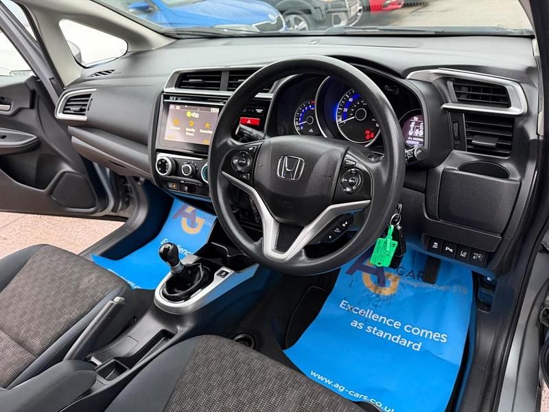 Used Honda Jazz SE 102 HP (75 kW) 2017 Silver Hatchback