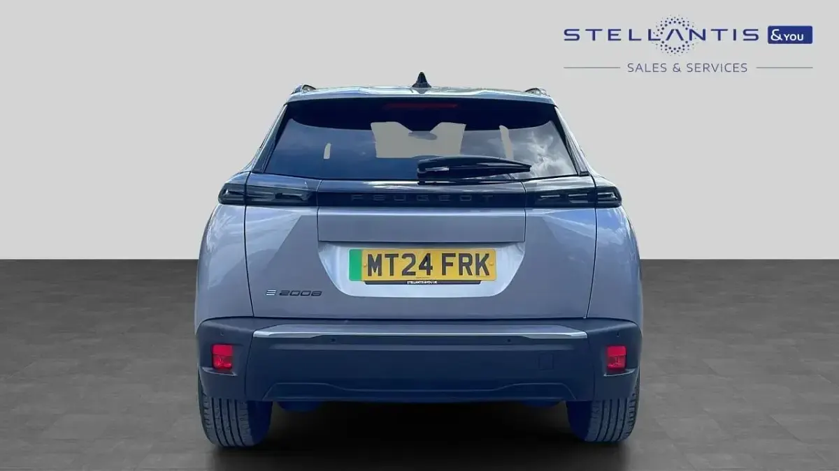 Begagnad Peugeot e-2008 Allure 98 kW (134 HK) 2024 Grå SUV