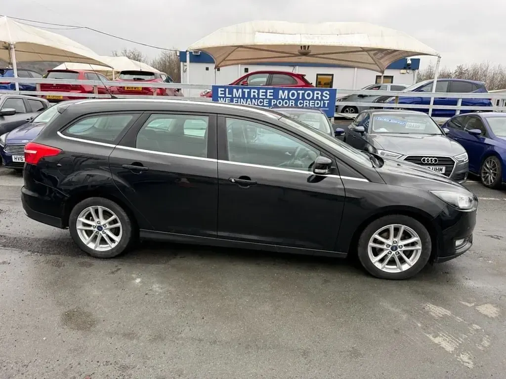Begagnad Ford Focus Zetec 120 HK (88 kW) 2016 Svart Kombi