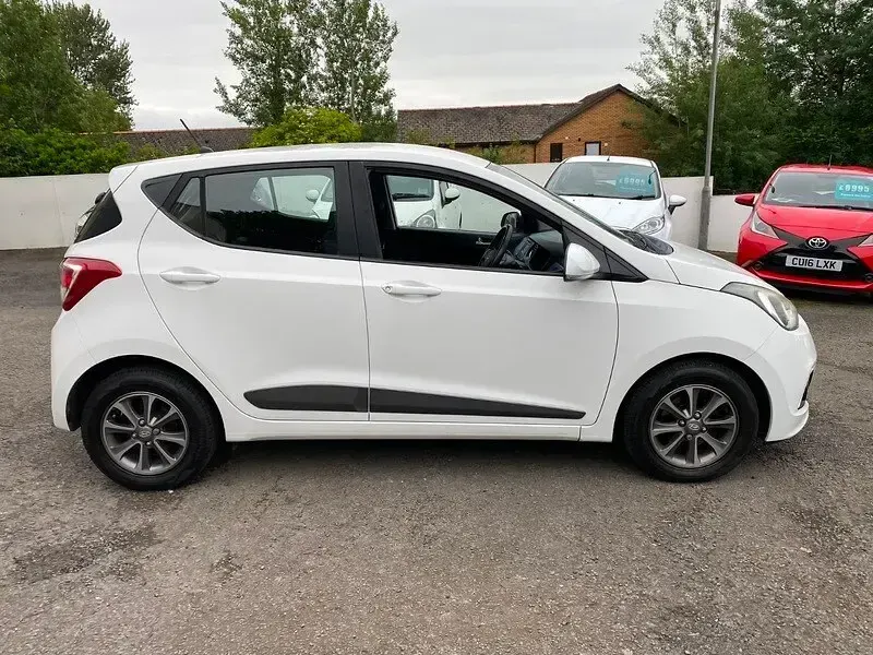 Used Hyundai i10 Premium 87 HP (63 kW) 2015 Polar white Hatchback