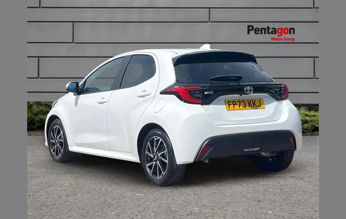Used Toyota Yaris Design 113 HP (83 kW) 2024 White Hatchback