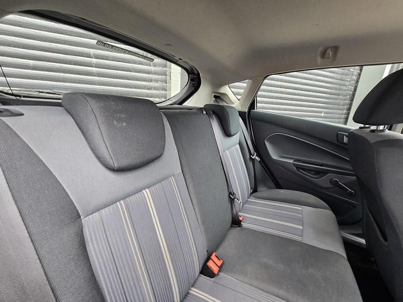 Używany Ford Fiesta Style 2010 Srebrny Hatchback