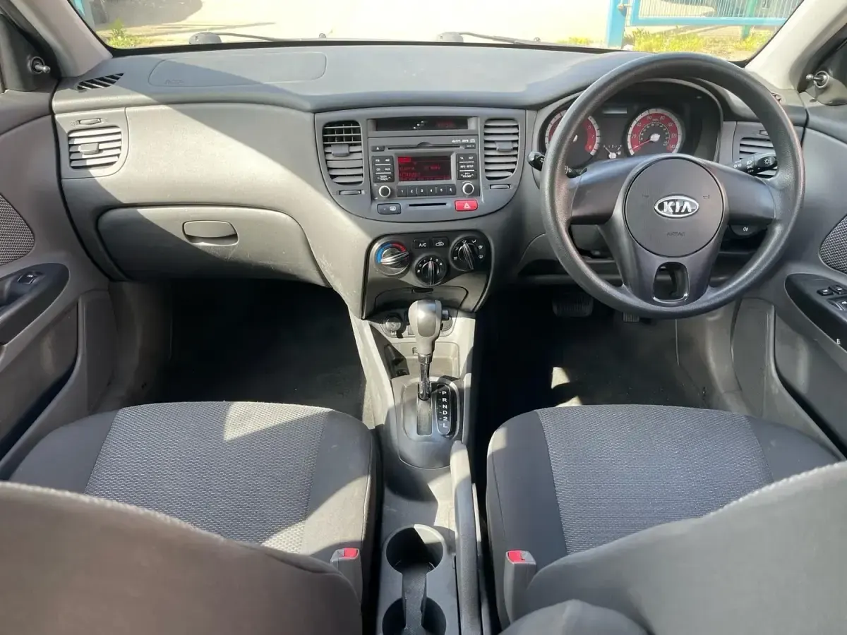 Używany Kia Rio 109 KM (80 kW) 2011 Srebrny Hatchback