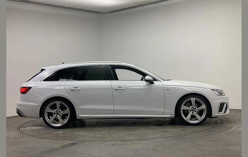 Begagnad Audi A4 S-Line 200 HK (147 kW) 2024 Vit Kombi