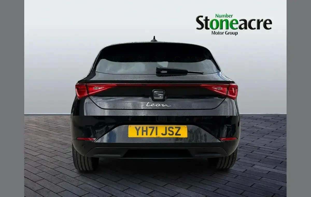 Used Seat Leon SE Dynamic 110 HP (80 kW) 2021 Black Hatchback