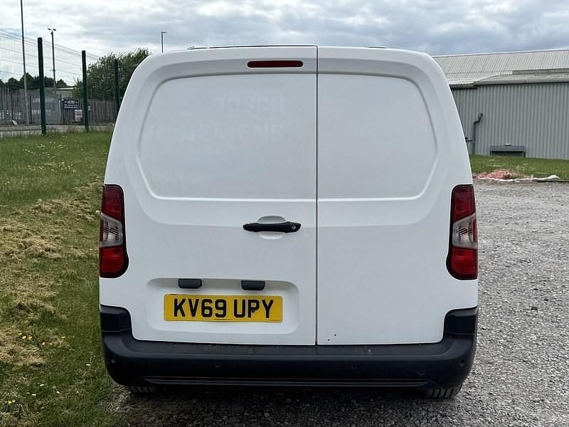 Second-hand Vauxhall Combo Edition 100 CP (73 kW) 2019 Alb Monovolum