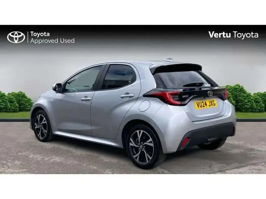 Used Toyota Yaris Hybrid Design 113 HP (83 kW) 2024 Silver Hatchback