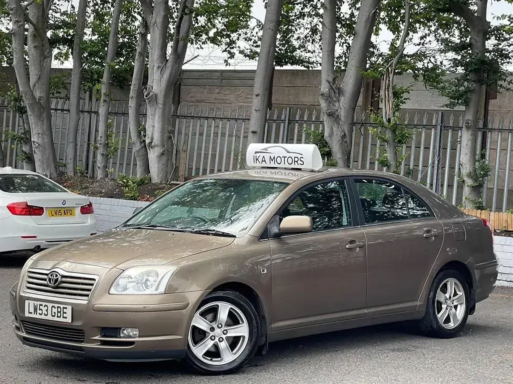 Used Toyota Avensis T3 129 HP (94 kW) 2004 Gold Hatchback
