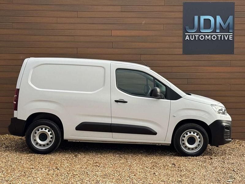 Used Citroën Berlingo 100 HP (73 kW) 2023 White MPV
