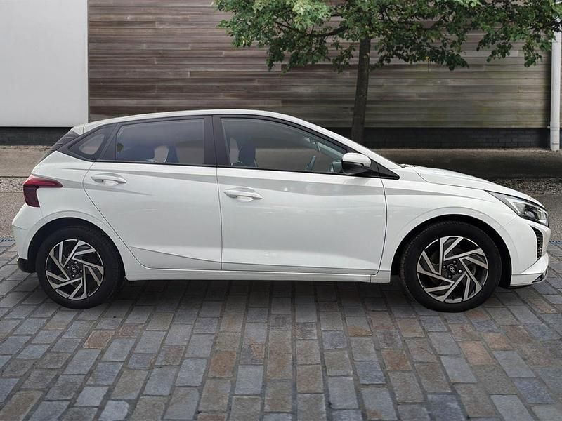 Used Hyundai i20 Advanced 100 HP (73 kW) 2025 White Hatchback