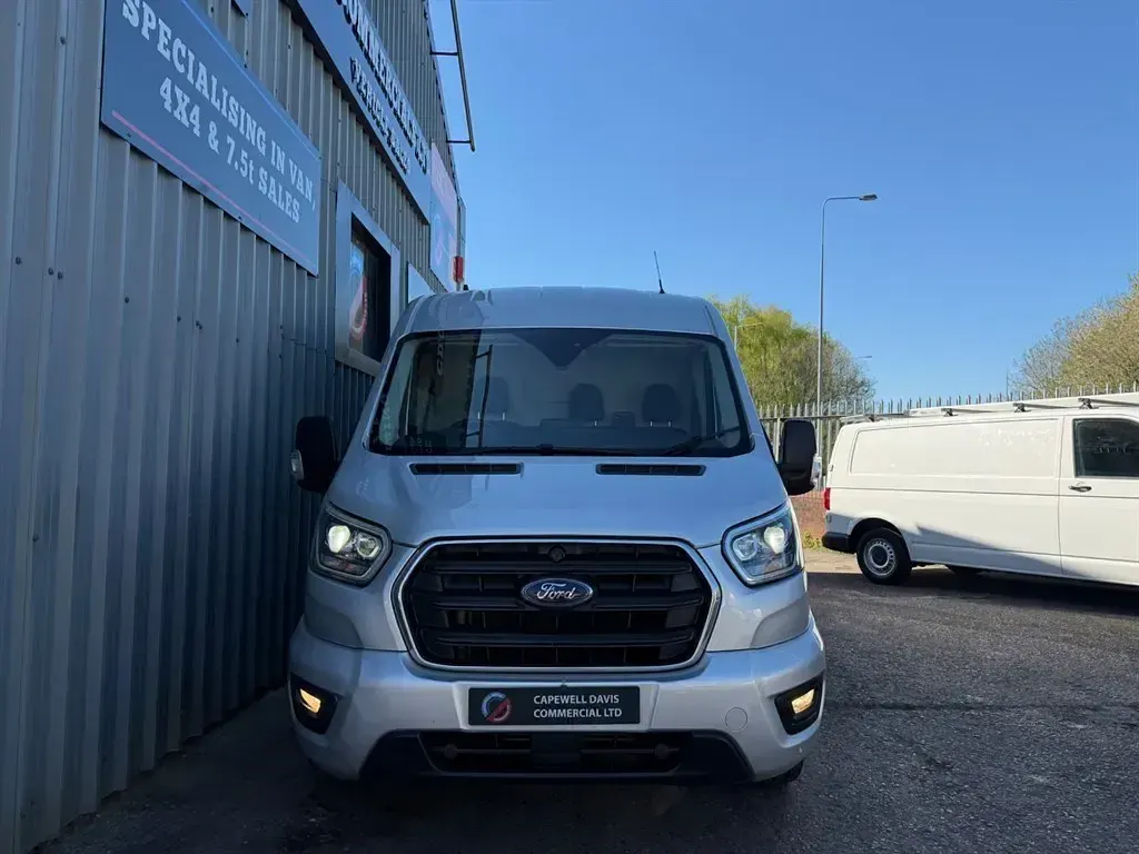 Begagnad Ford Transit Limited 2022 Silver