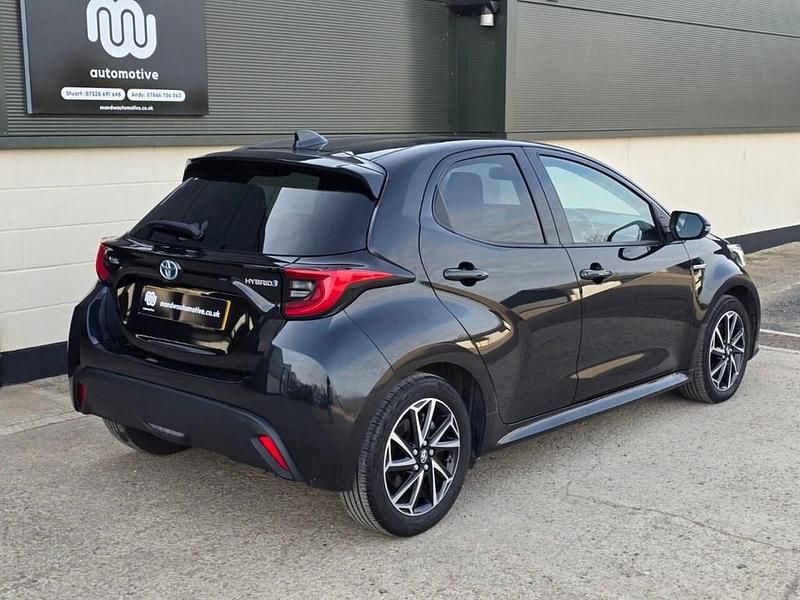 Used Toyota Yaris Hybrid Design 116 HP (85 kW) 2021 Black Hatchback