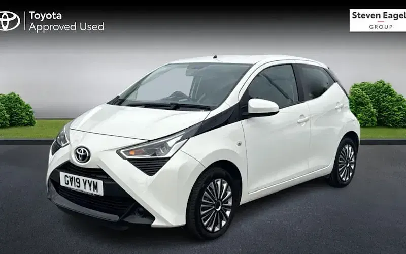 Used Toyota Aygo X-play 72 HP (52 kW) 2019 White Hatchback