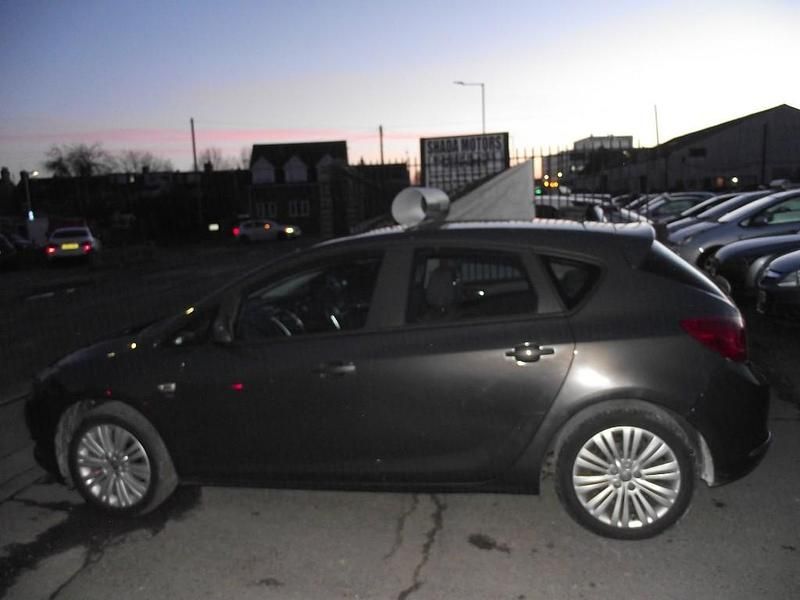 Used Vauxhall Astra 98 HP (72 kW) 2014 Grey Hatchback