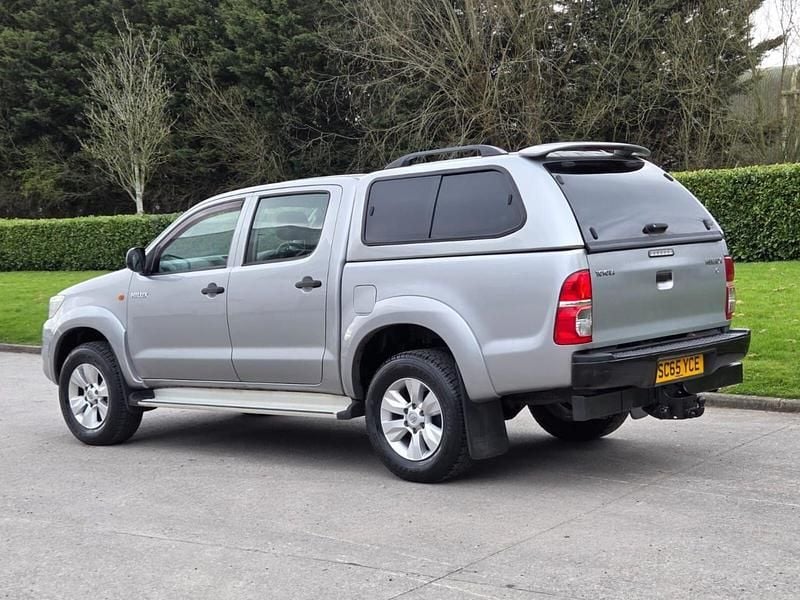 Used Toyota HiLux Active 144 HP (105 kW) 2016 Silver Pickup