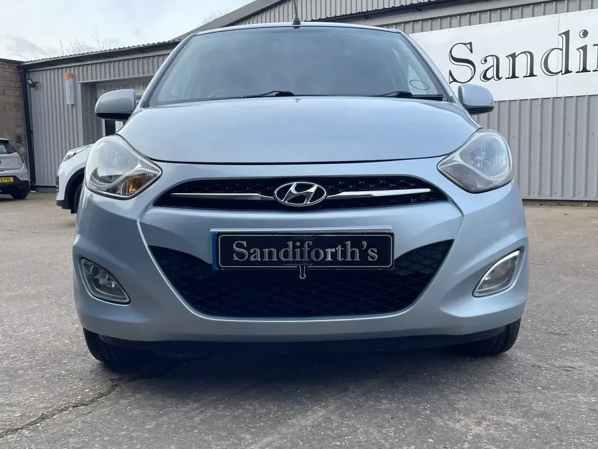 Usado Hyundai i10 Active 85 HP (62 kW) 2012 Prateado Citadino