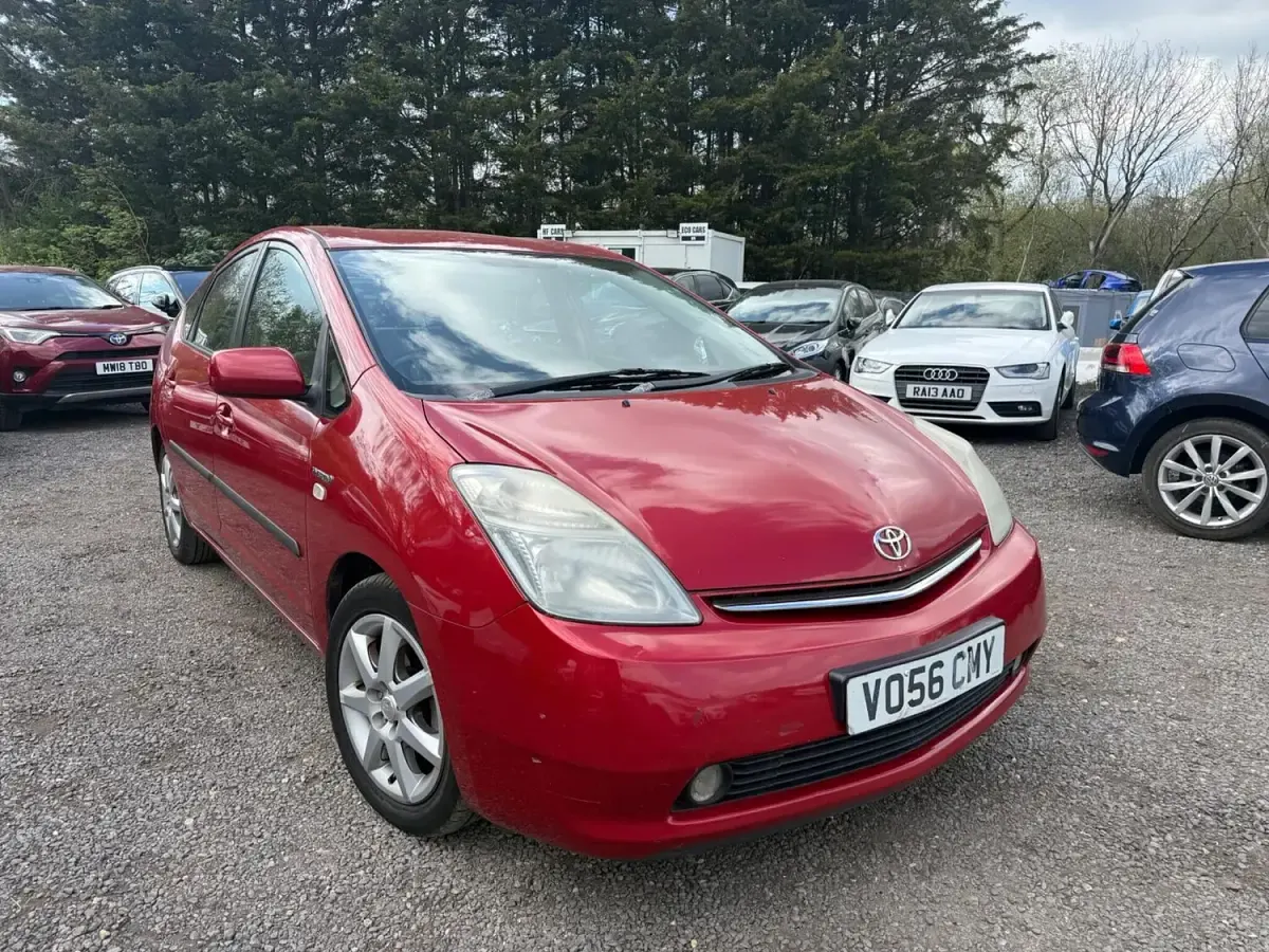 Used Toyota Prius 113 HP (83 kW) 2006 Red Hatchback