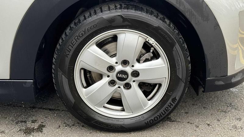 Usado Mini Cooper Classic 134 HP (98 kW) 2024 Prateado Citadino