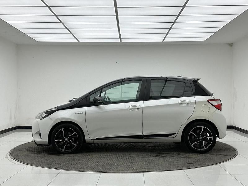 Used Toyota Yaris Hybrid 100 HP (73 kW) 2017 White/black Hatchback