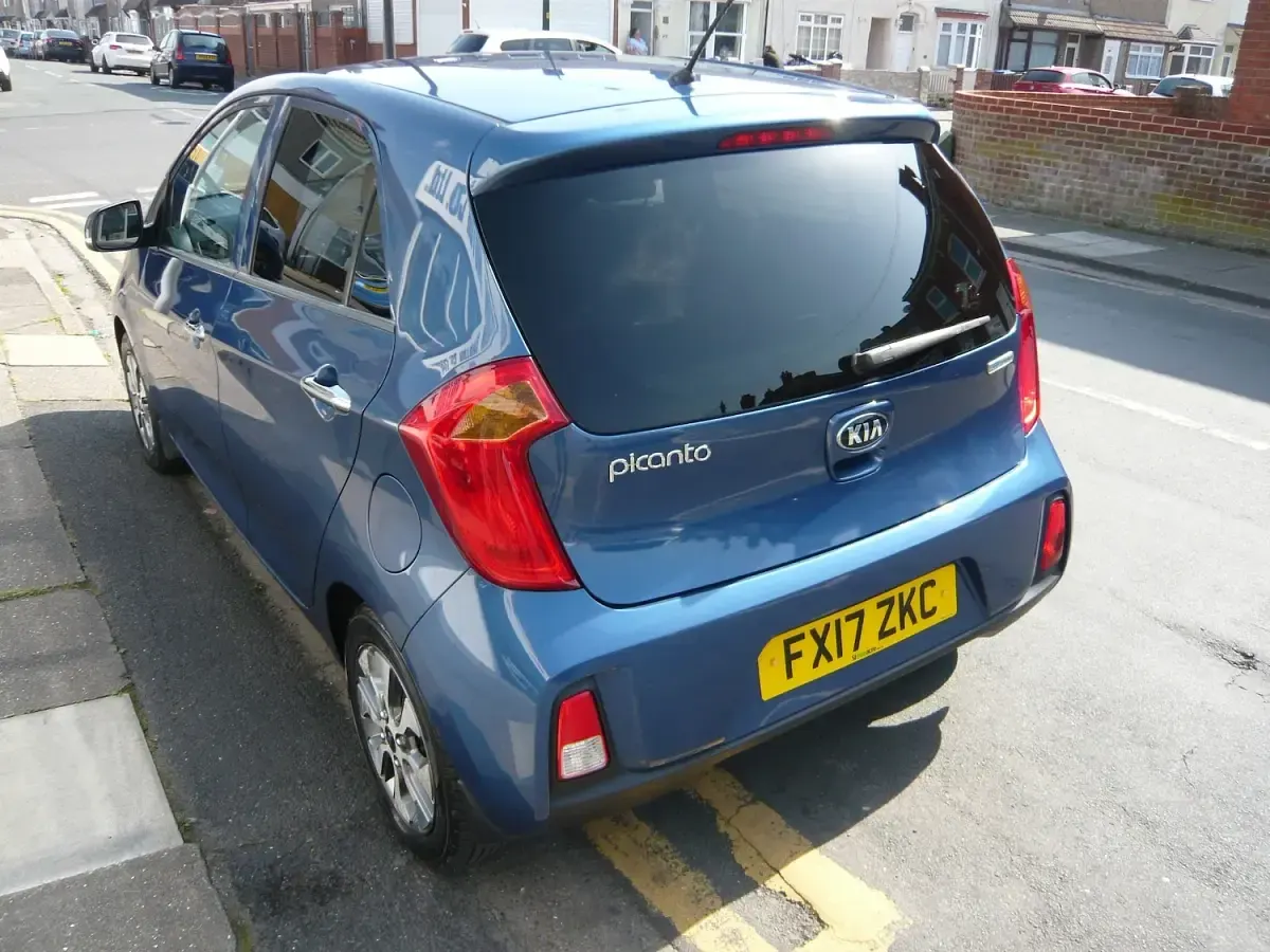 Used Kia Picanto 65 HP (47 kW) 2017 Blue Hatchback