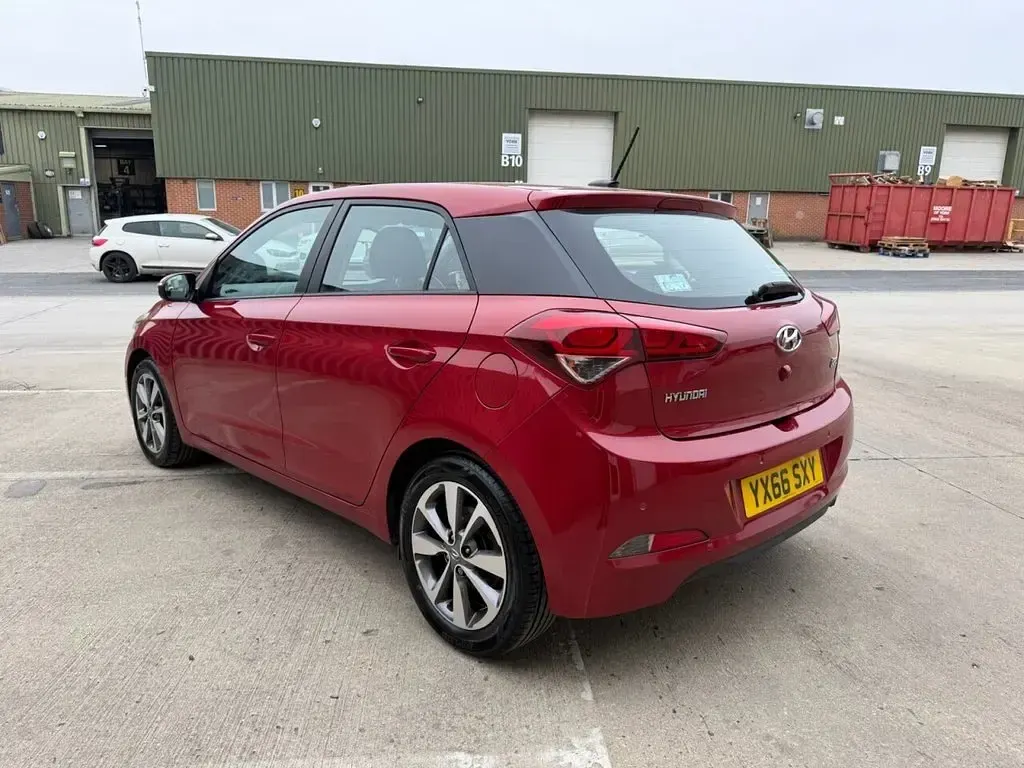 Used Hyundai i20 Edition 100 HP (73 kW) 2016 Red Hatchback
