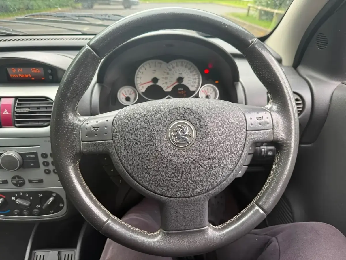 Used Vauxhall Corsa 90 HP (66 kW) 2004 Silver Hatchback