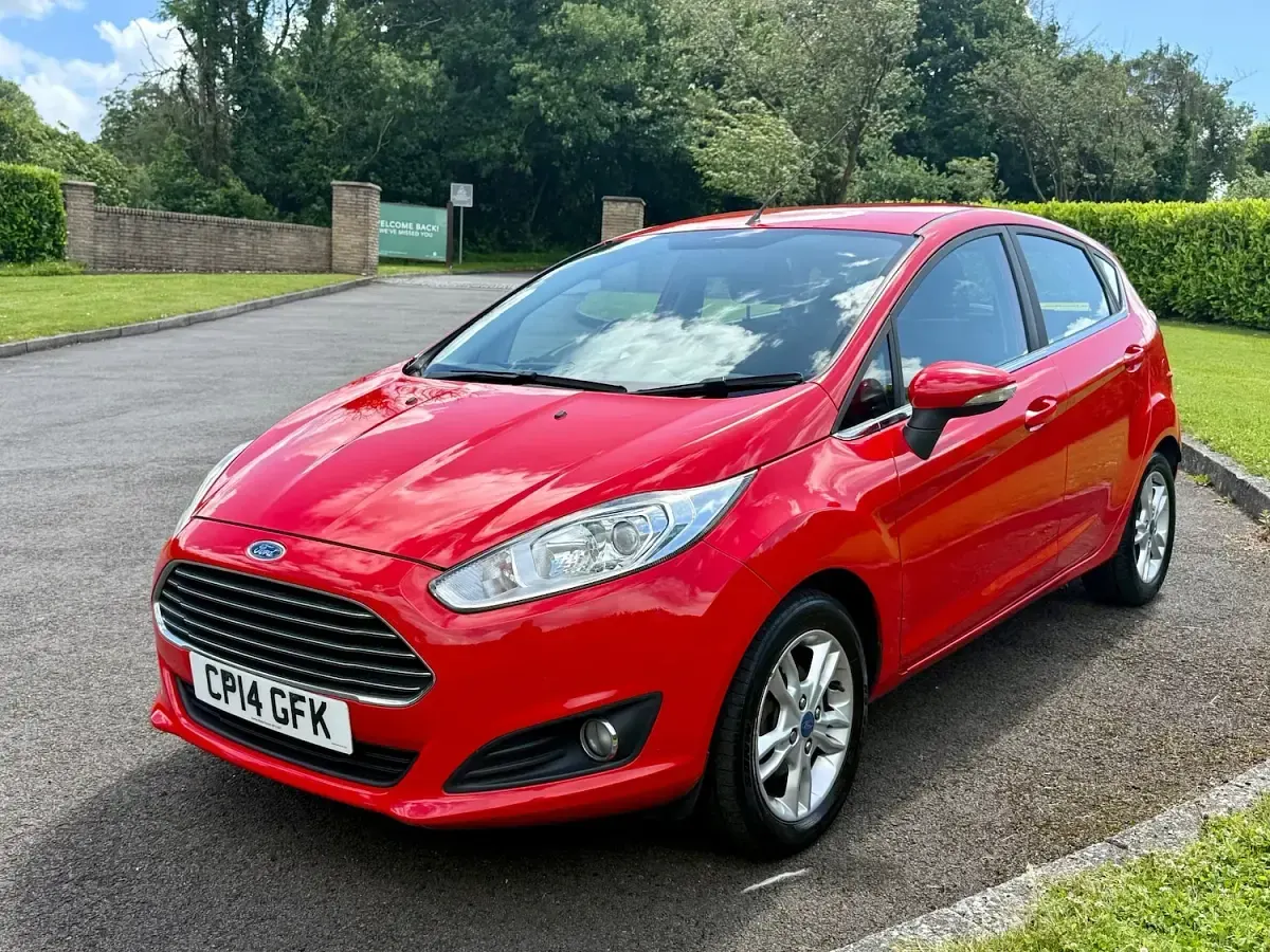 Used Ford Fiesta Zetec 82 HP (60 kW) 2014 Red Hatchback