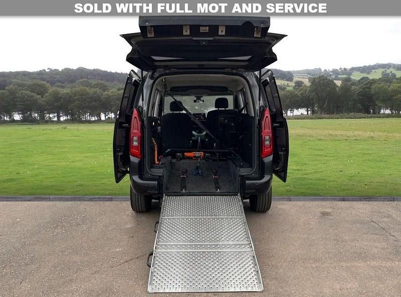 Used Citroën Berlingo Feel 100 HP (73 kW) 2020 Grey MPV