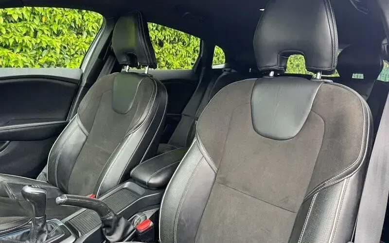 Gebraucht Volvo V40 R-Design 120 PS (88 kW) 2015 Silber Kleinwagen
