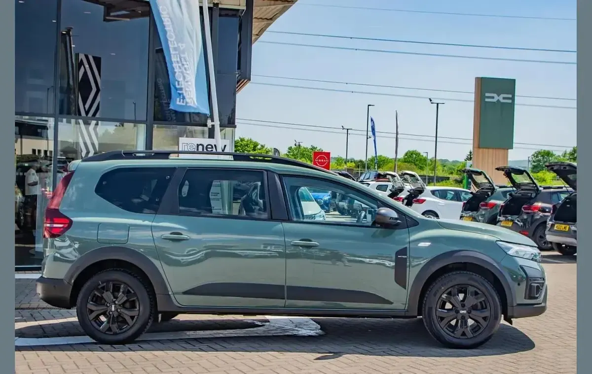 Used Dacia Jogger Extreme 110 HP (80 kW) 2023 Green MPV