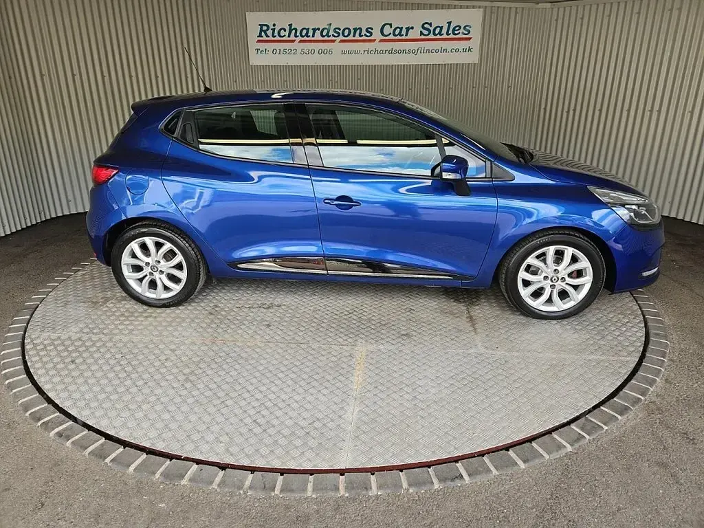 Used Renault Clio Dynamique 90 HP (66 kW) 2017 Blue Hatchback