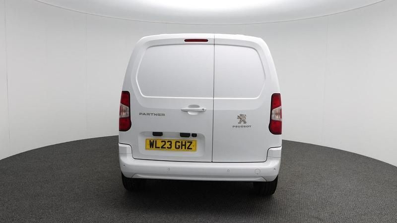 White Used 2023 Peugeot Partner Premium MPV | £15,499 (Expensive) - Image 1/4