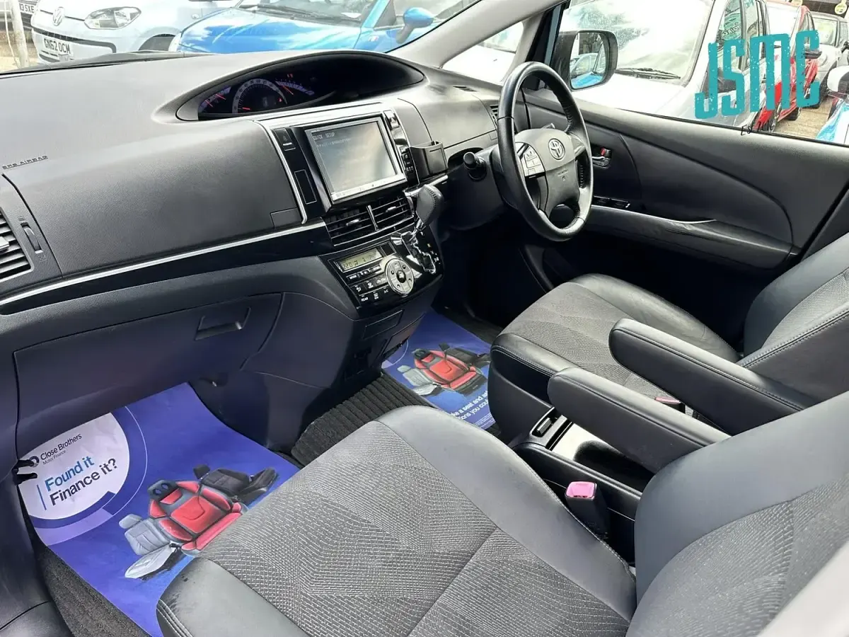 Used Toyota Estima 170 HP (125 kW) 2013 White MPV