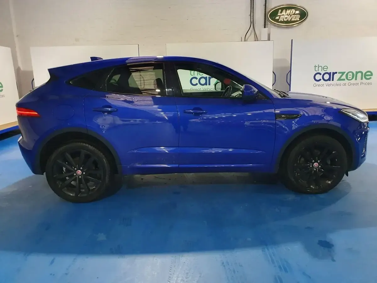 Usado Jaguar E-Pace R-Dynamic 180 HP (132 kW) 2019 Azul SUV