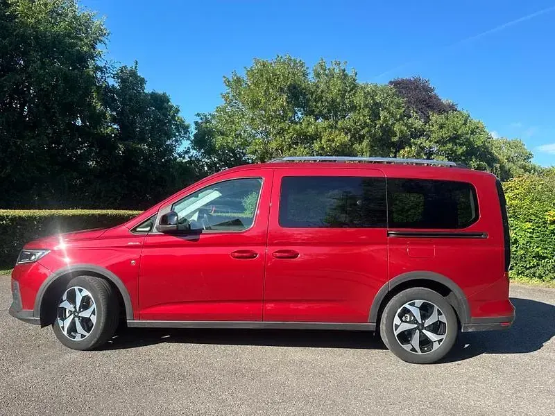Used Ford Tourneo Connect Active 122 HP (89 kW) 2025 Red MPV