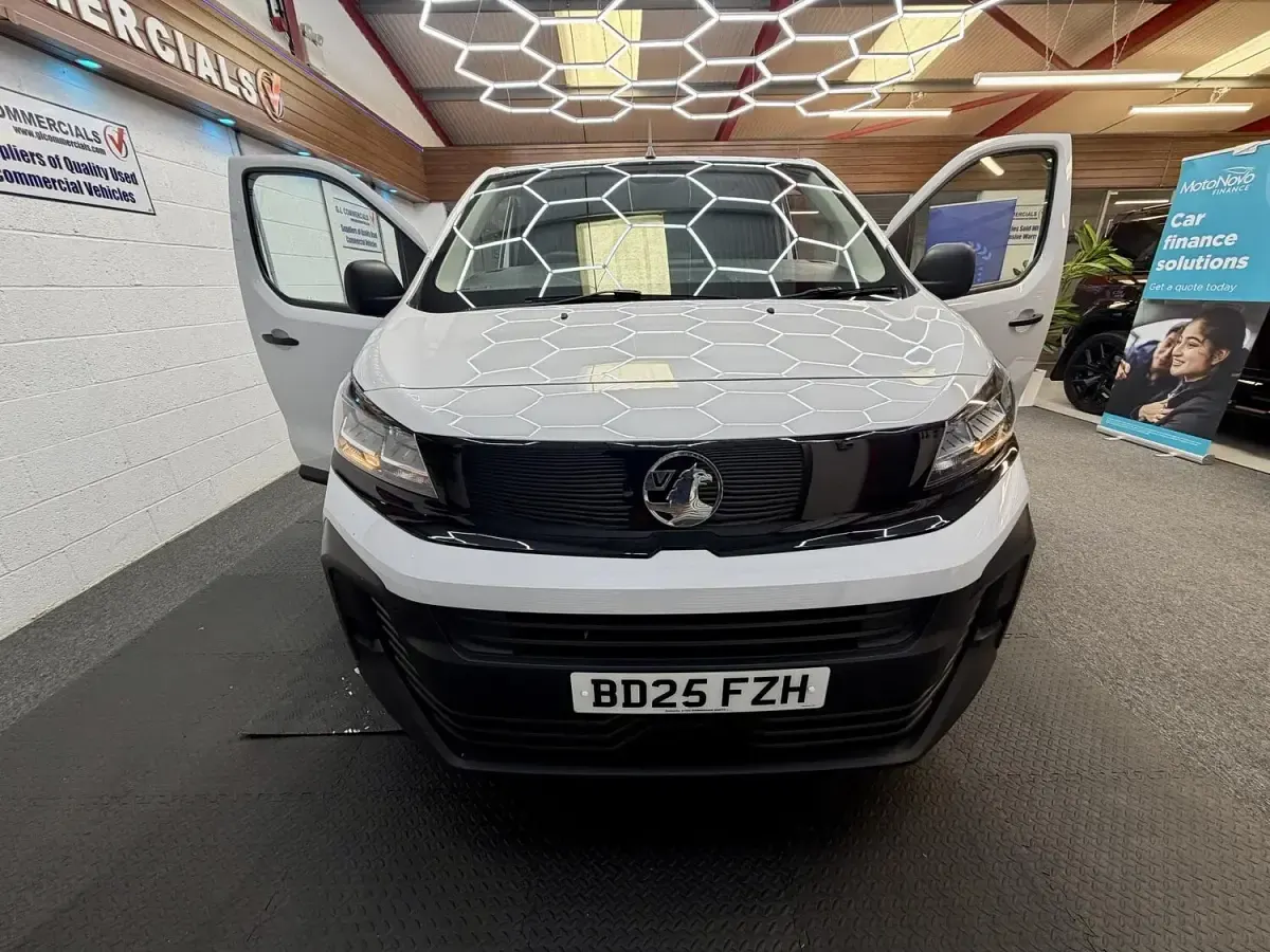 Used Vauxhall Vivaro S 120 HP (88 kW) 2025 White MPV