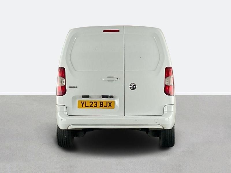 Second-hand Vauxhall Combo 100 CP (73 kW) 2023 Alb Monovolum