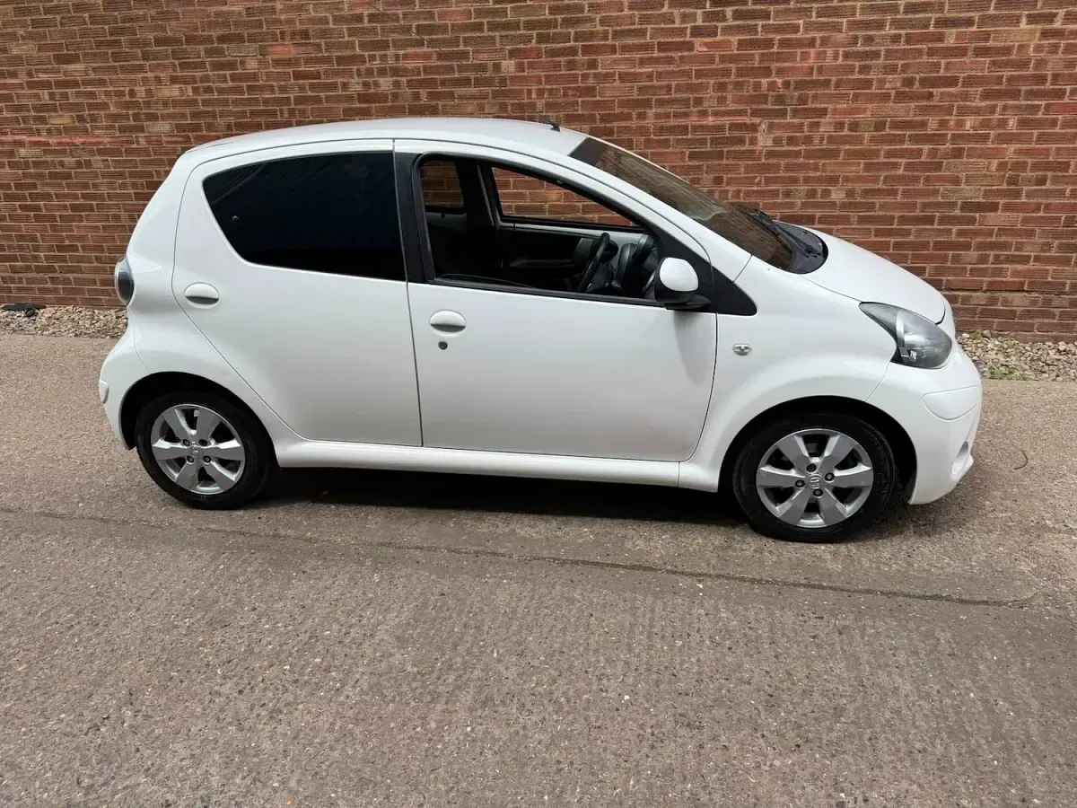 Used Toyota Aygo Style 2014 White Hatchback