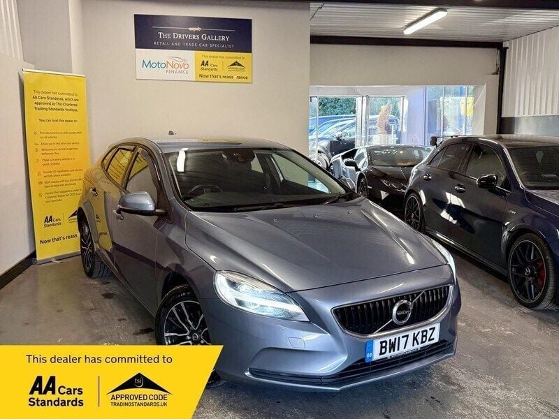 Blue Used 2017 Volvo V40 Momentum Estate | £5,645 (Fair price) - Image 1/4